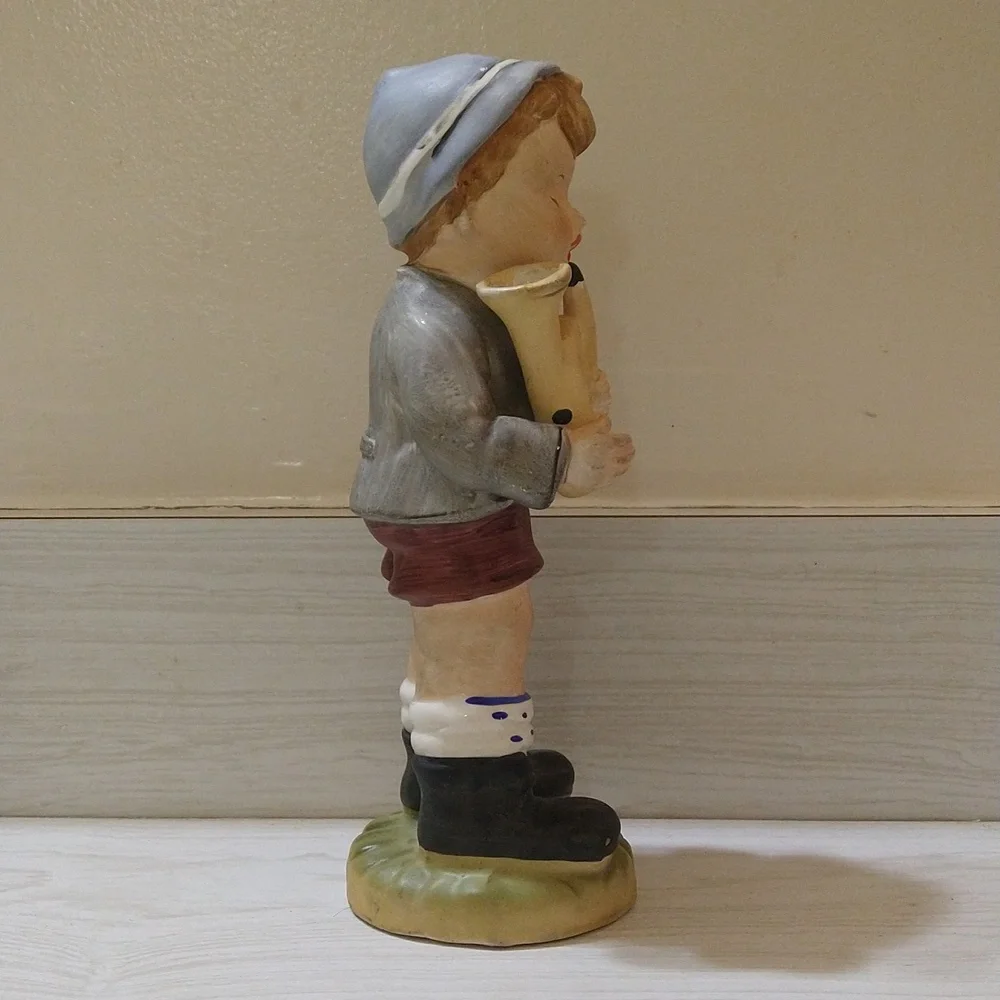 Vintage 1950s Arnart 5th Ave figurine featuring a boy holding a horn - Picture 2 of 5